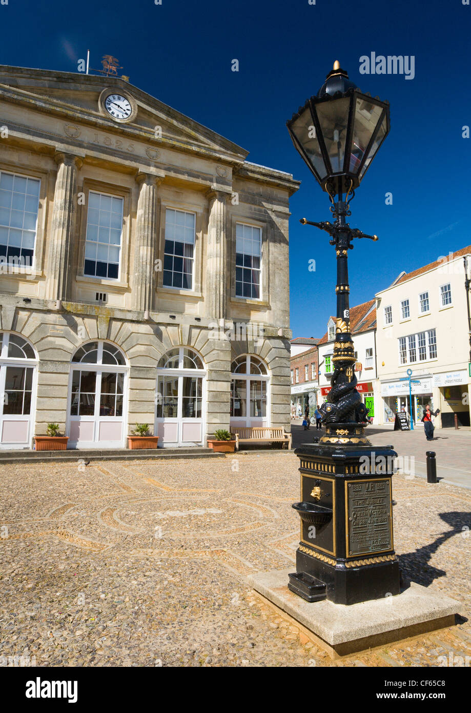 Eine viktorianische Lampe und Trinkbrunnen außerhalb Andover Rathaus, erbaut im Jahre 1825, in der High Street. Stockfoto