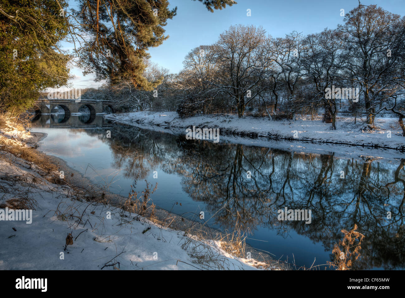 Sunderland-Brücke, eine Klasse I aufgeführten Struktur stammt aus dem 14. Jahrhundert über den Fluss tragen im Winter. Stockfoto