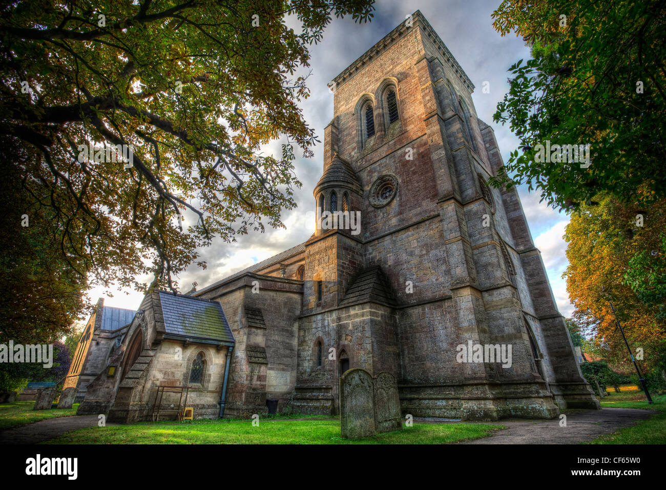 Am frühen Morgen Blick auf Holy Trinity Church, Haddenham, Rosskastanie Bäumen umgeben. Stockfoto