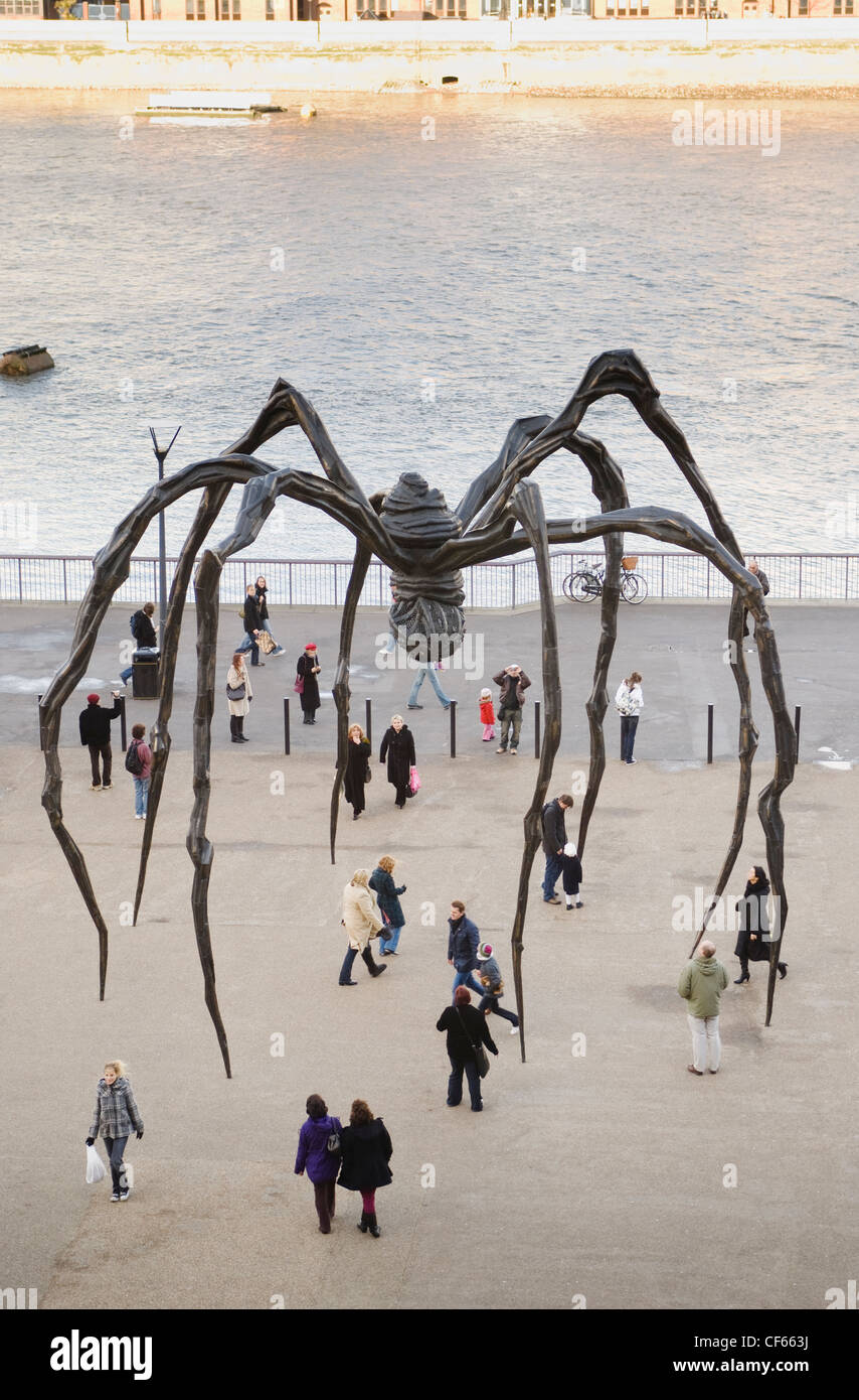 Maman von Louise Bourgeois stehen außerhalb der Tate Modern in Bankside am Südufer der Themse. Stockfoto
