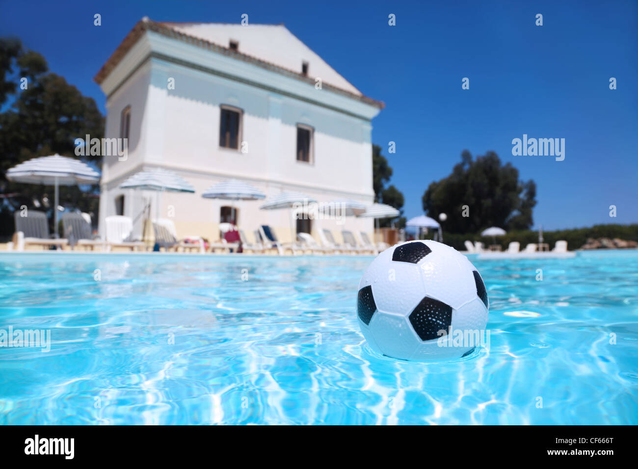 Fußball liegt in Wasser tagsüber im Pool unter freien Himmel Stockfoto