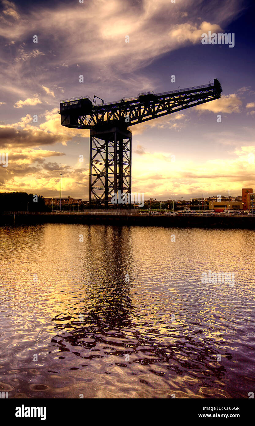 Goldener Sonnenuntergang bei Finnieston Crane in Glasgow. Stockfoto
