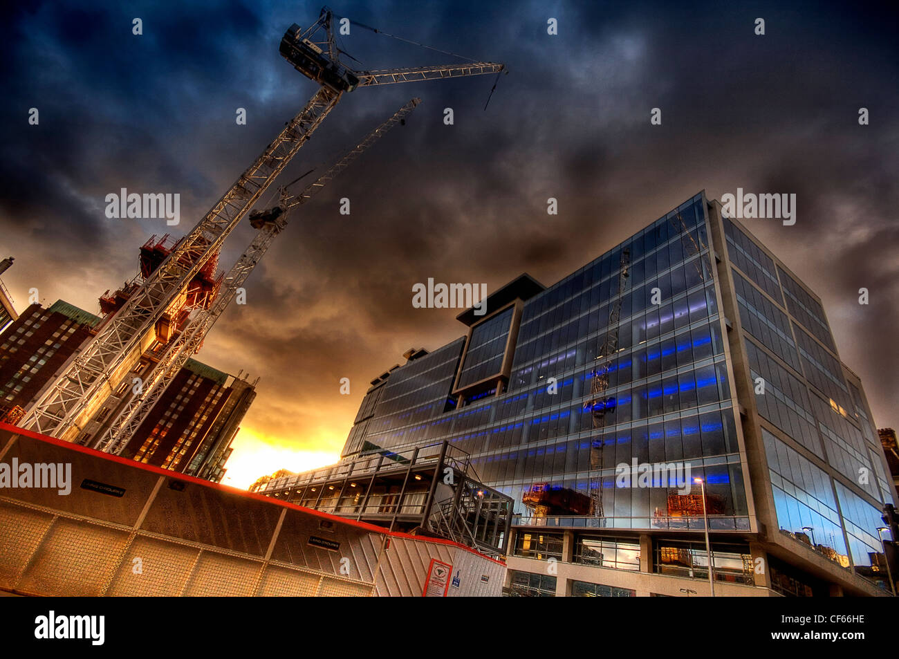 Die Aurora-Bürokomplex bei Sonnenuntergang. Stockfoto