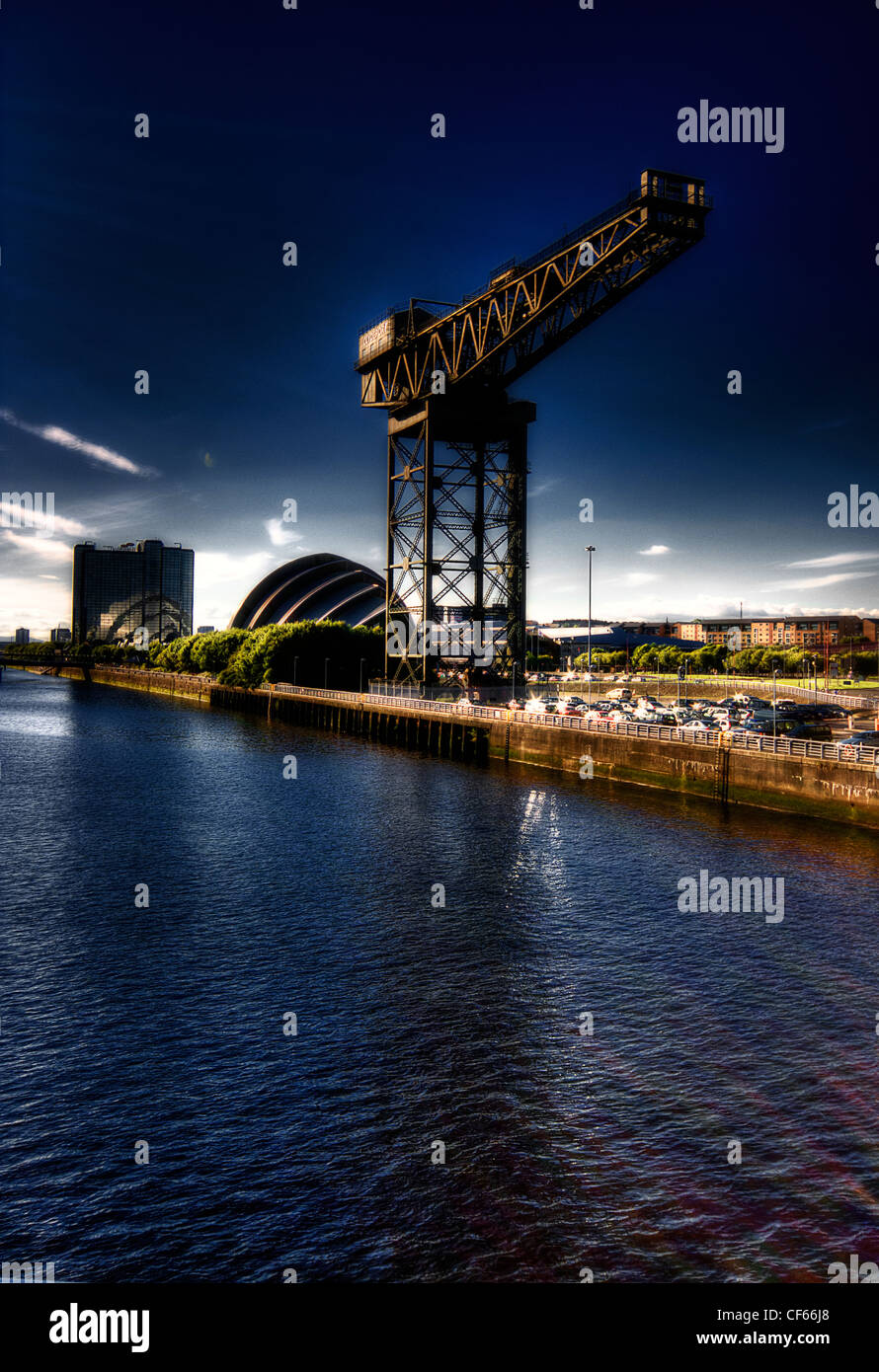 Ein Blick über den Fluss Clyde in Richtung der Finnieston Crane in Glasgow. Stockfoto