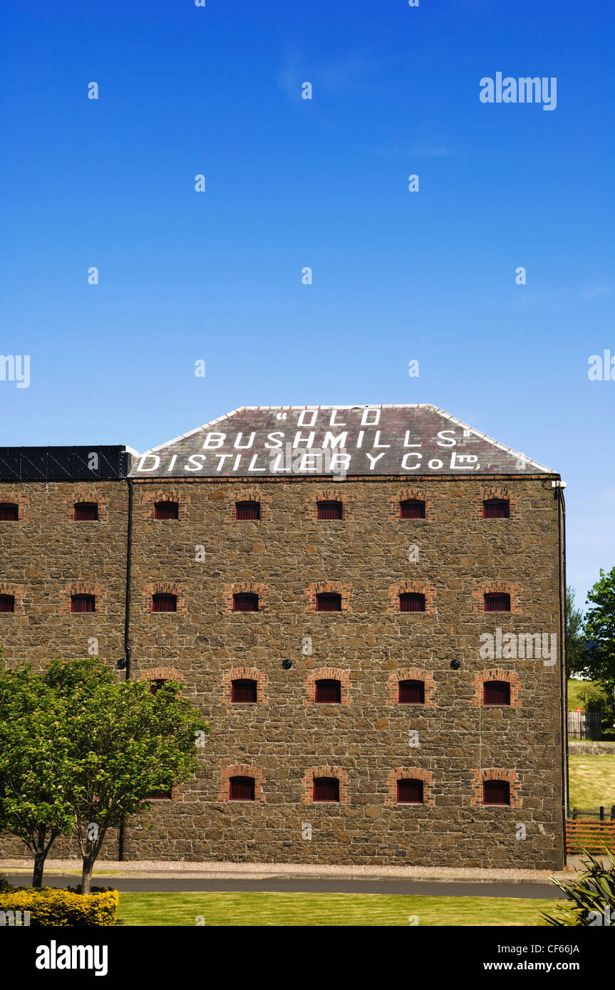 Old Bushmills Distillery Co Ltd gegründet 1608. Bushmills Whiskey ist nach wie vor produziert, gereift und abgefüllt auf dem Gelände. Stockfoto