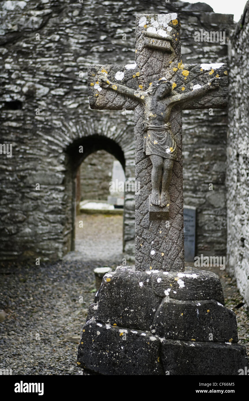 Eine steinerne Kruzifix in den historischen Ruinen von Monasterboice im späten 5. Jahrhundert von St. Buite gegründet. Stockfoto