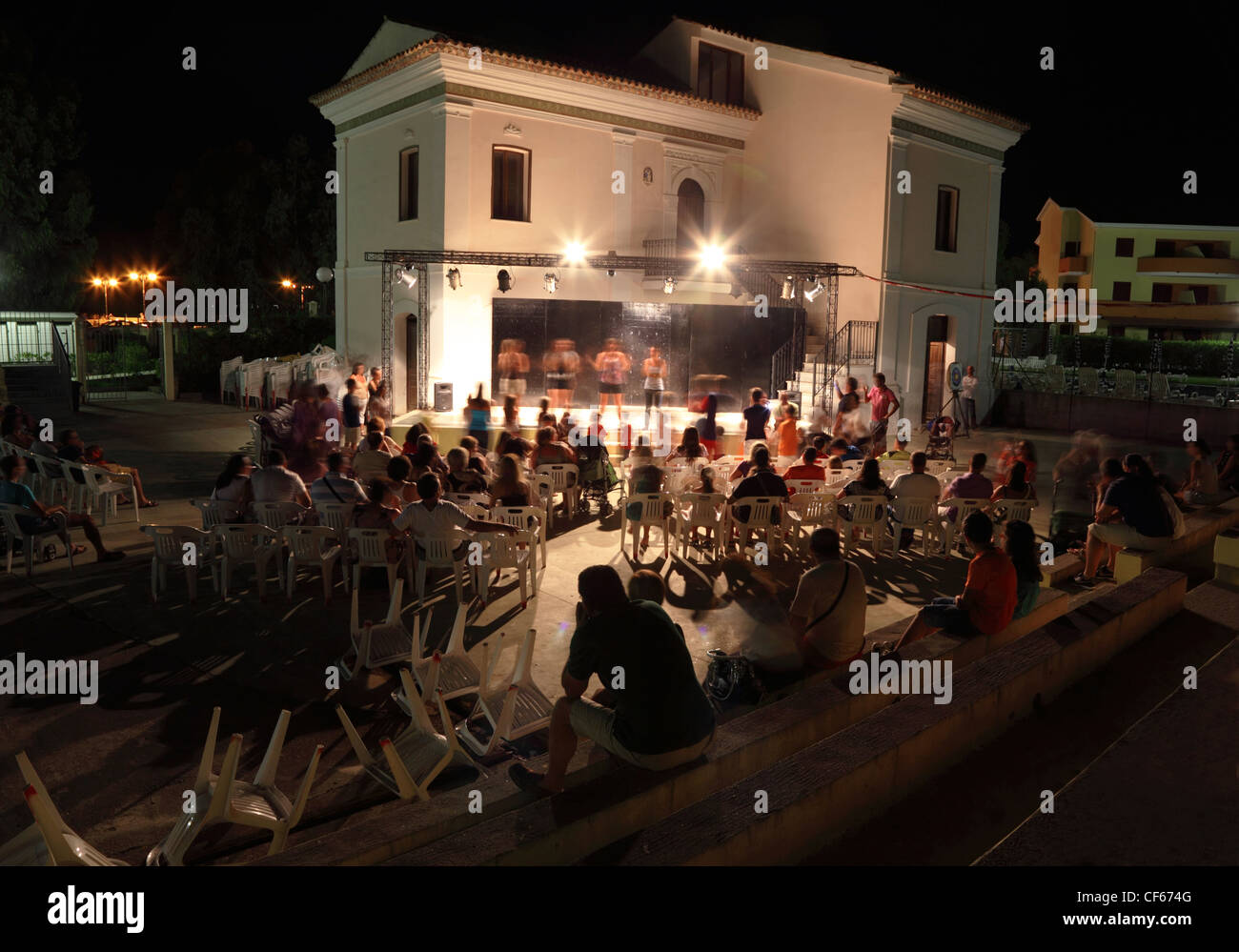 Abend im Innenhof des Sanatoriums Zuschauer das Konzert. heißer Sommer Stockfoto