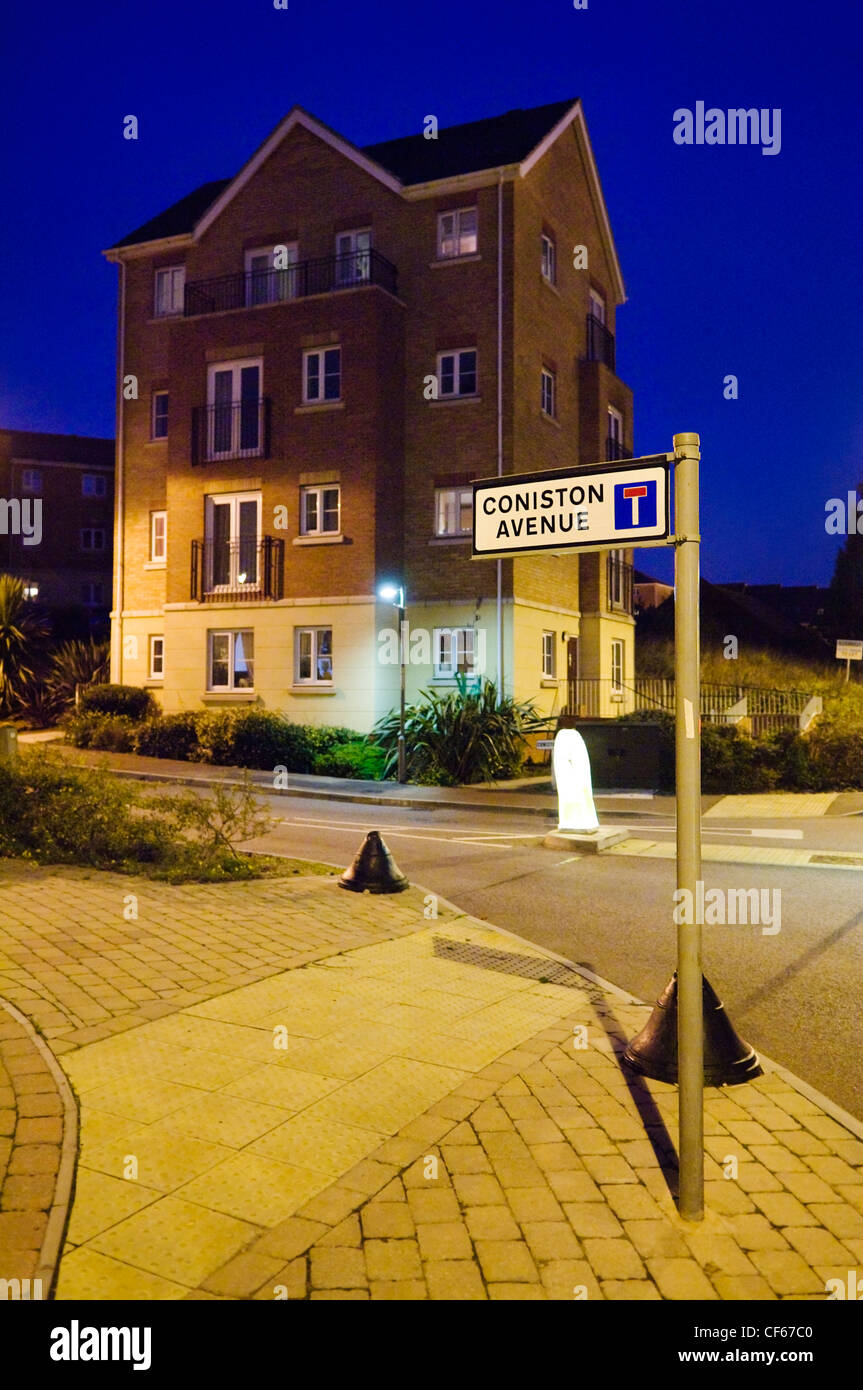 Durch eine Straßenlaterne beleuchtet ein Schild auf einer neu gebauten Wohnanlage in bis. Stockfoto