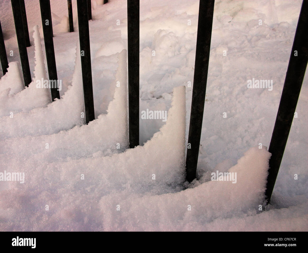 Schmelzender Schnee auf Geländer auf Knab Golfplatz auf Shetland. Stockfoto