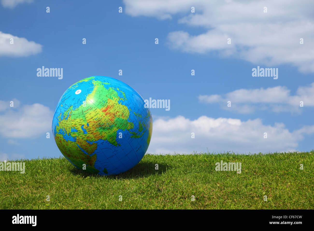 Große aufblasbare Globen liegt auf dem Rasen im Tages- Stockfoto