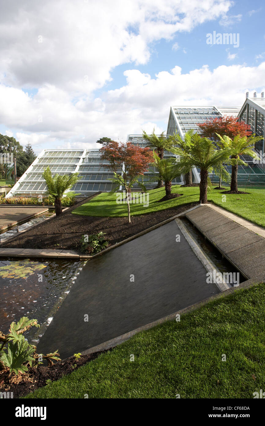 Landschaftsbau in Kew Gardens. Die Gärten-Funktion die größte und umfassendste lebenden Pflanzen Sammlung der Welt. Stockfoto