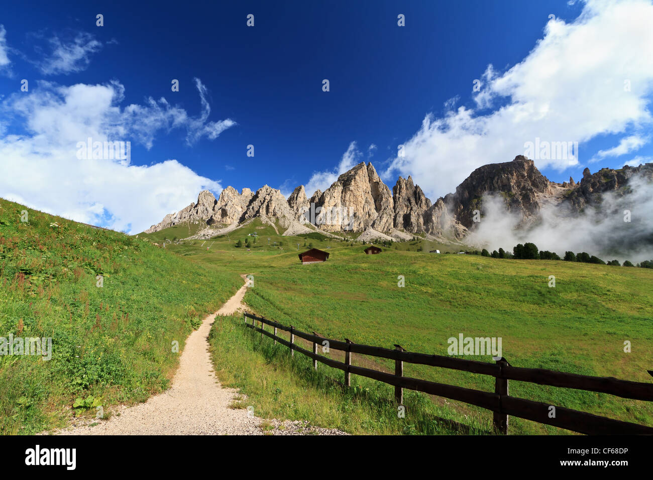fahren Sie Weg in Gröden unter Cir Dolomiten Berg Stockfoto