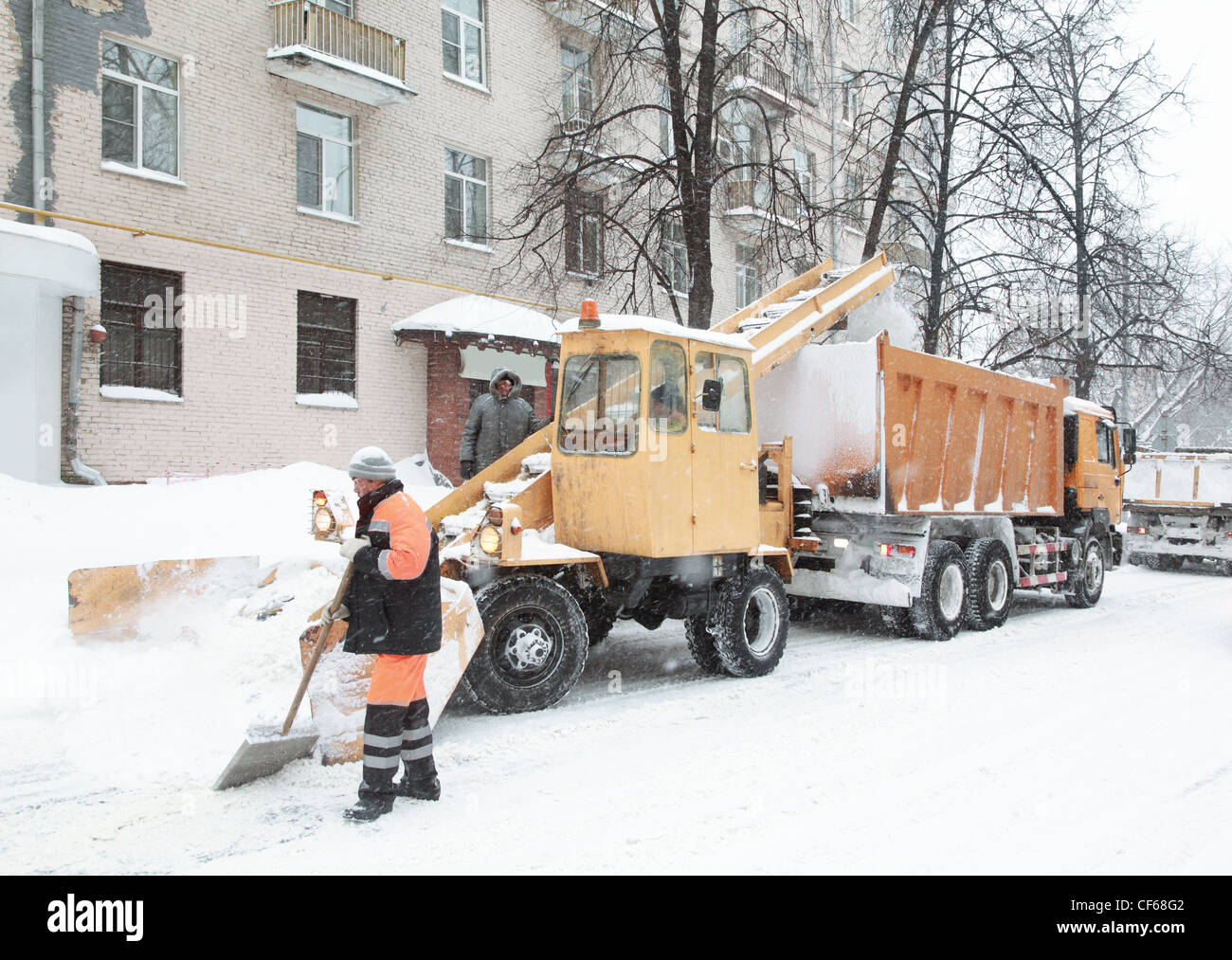 Arbeiter reinigen schnee -Fotos und -Bildmaterial in hoher