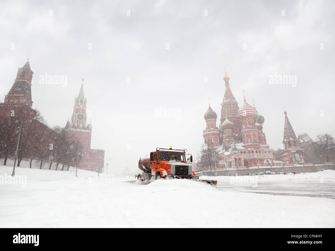 Schnee-Entferner Truck saubere Straße in der Nähe von rotes Quadrat St  Basil Tempel Spasskaya Tower Kreml Moskau Russland im Winter Schneefall  Stockfotografie - Alamy