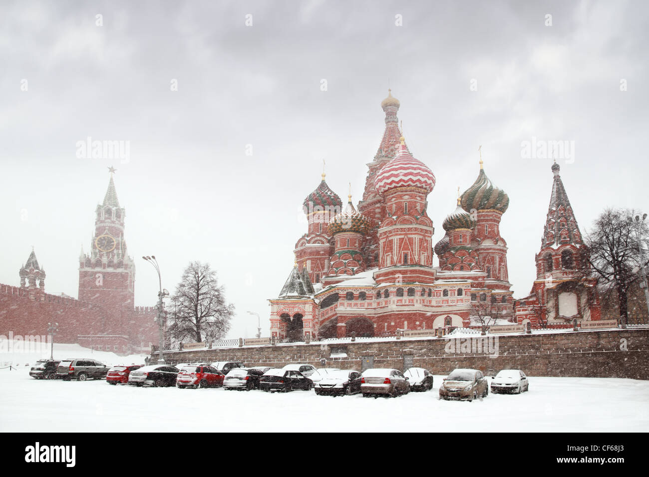 Parkplatz in der Nähe von Kreml schlagende Uhr Spasskaja-Turm in Moskau im Winter bei Schneefall Stockfoto