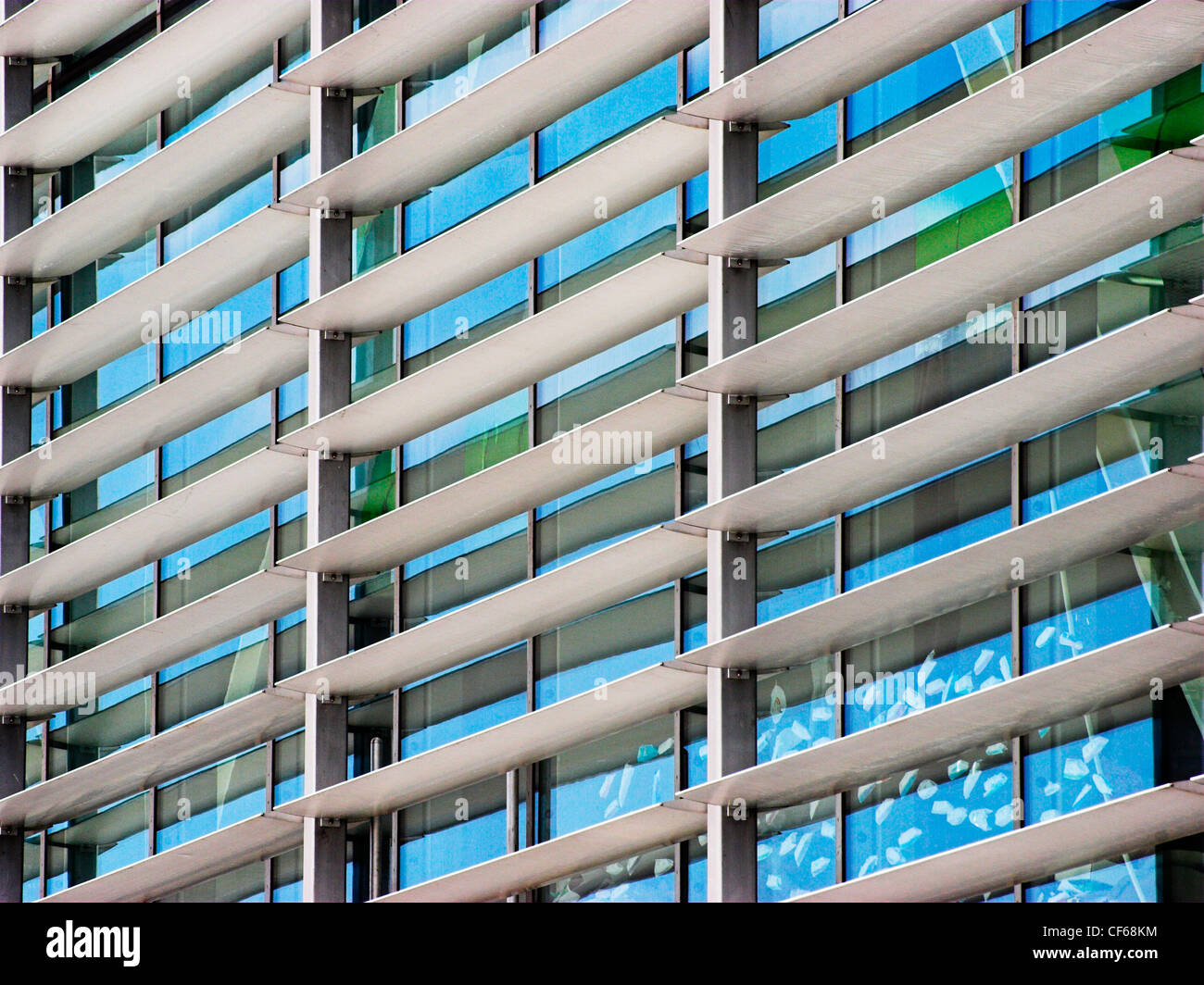 Fensterläden auf ein Bürogebäude in Manchester. Stockfoto