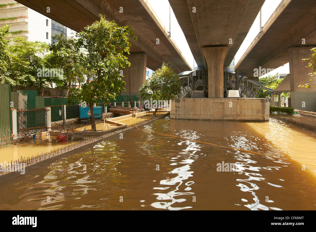Thailand Hochwasser - Bangkok Sky Zug Stadtbrücke - Fluss Chao Phraya Stockfoto