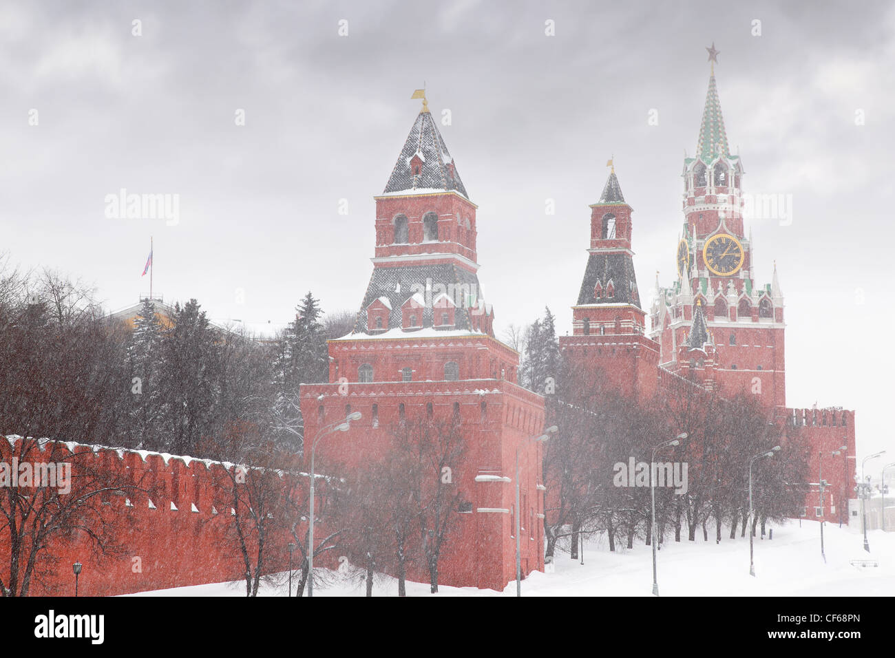 Kreml schlagende Uhr Spasskaja-Turm in Moskau im Winter bei Schneefall Stockfoto
