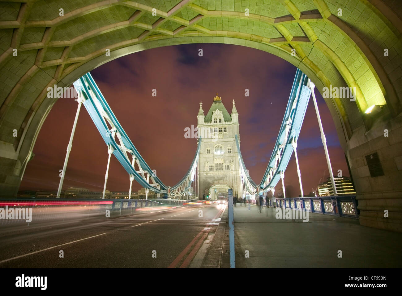 Tower Bridge bei Nacht. Im Jahre 1894 fertiggestellte dauerte es acht Jahre, fünf große Bauunternehmer und der unermüdlichen Arbeitskraft der 432 Konstrukt Stockfoto
