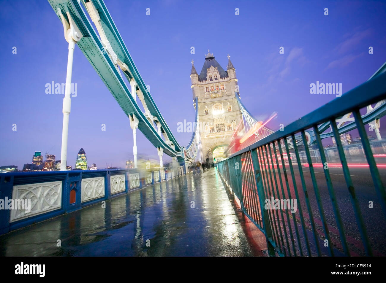 Tower Bridge bei Nacht. Im Jahre 1894 fertiggestellte dauerte es acht Jahre, fünf große Bauunternehmer und der unermüdlichen Arbeitskraft der 432 Konstrukt Stockfoto