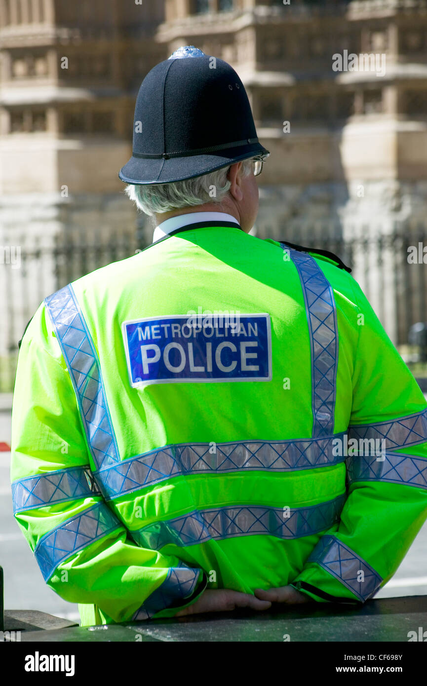 Ein Metropolitan Police Constable eine hohe Sichtbarkeit Uniform und Helm tragen. Die Metropolitan Police ist Londons größte beschäftigen Stockfoto