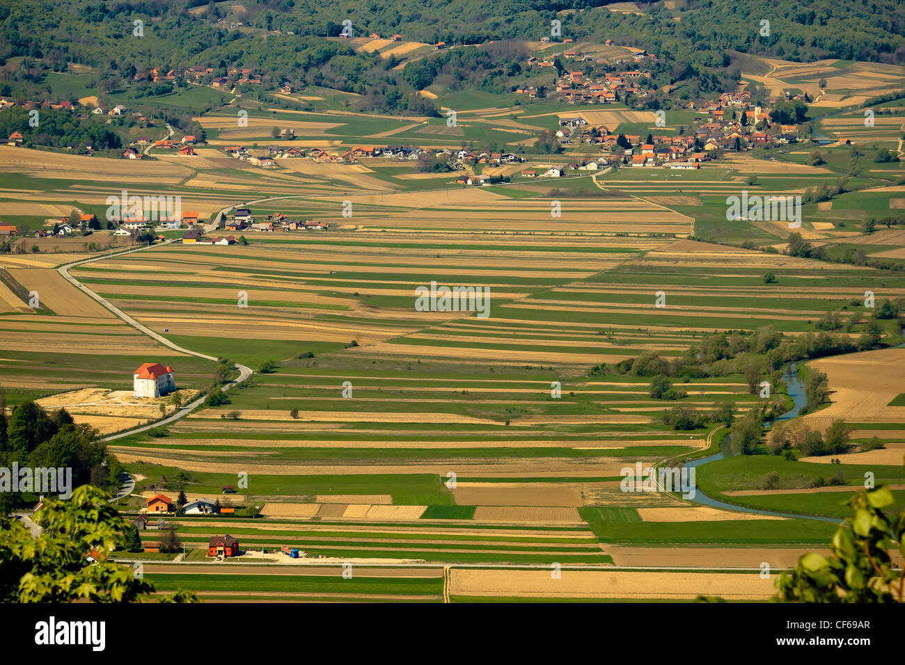 Fluss Bednja Tal Luftbild mit Schloss "Bela" und goldenen Feldern, Zagorje, Kroatien Stockfoto