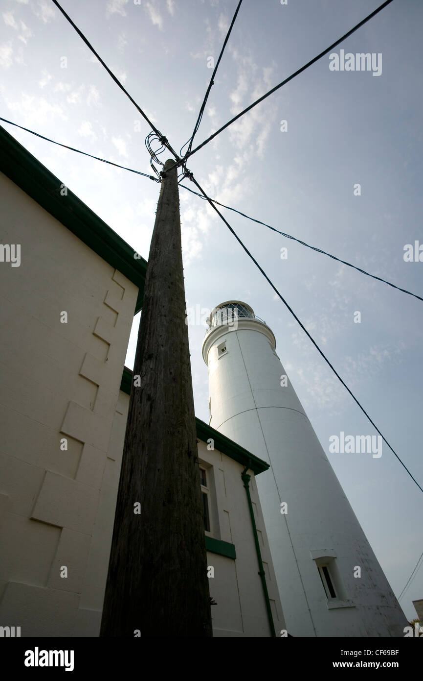 Telegrafenmast und Southwold Lighthouse. Die Leuchtturm-Station war elektrifiziert und automatisiert im Jahr 1938. Stockfoto