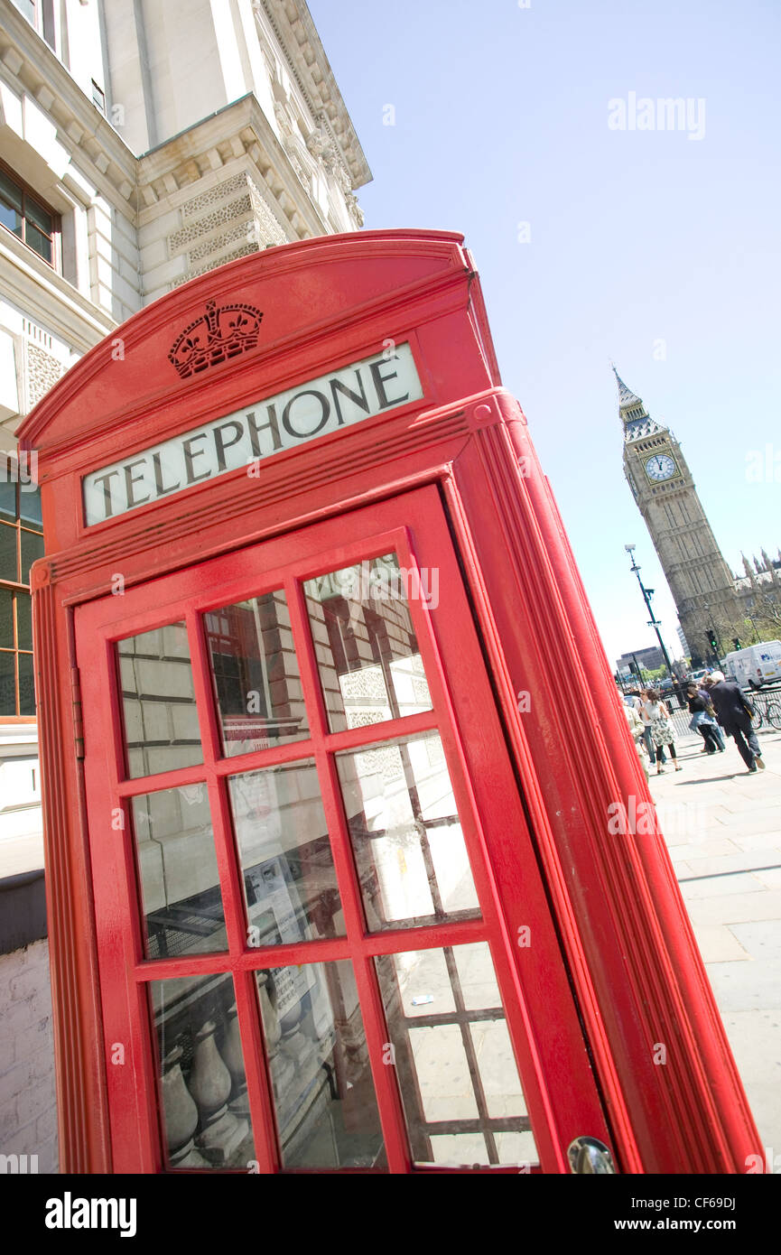 K6 Modell rote Telefonzelle und den Houses of Parliament. BT ersetzt viele der traditionellen K6-Boxen in den 1990er Jahren mehr Stockfoto