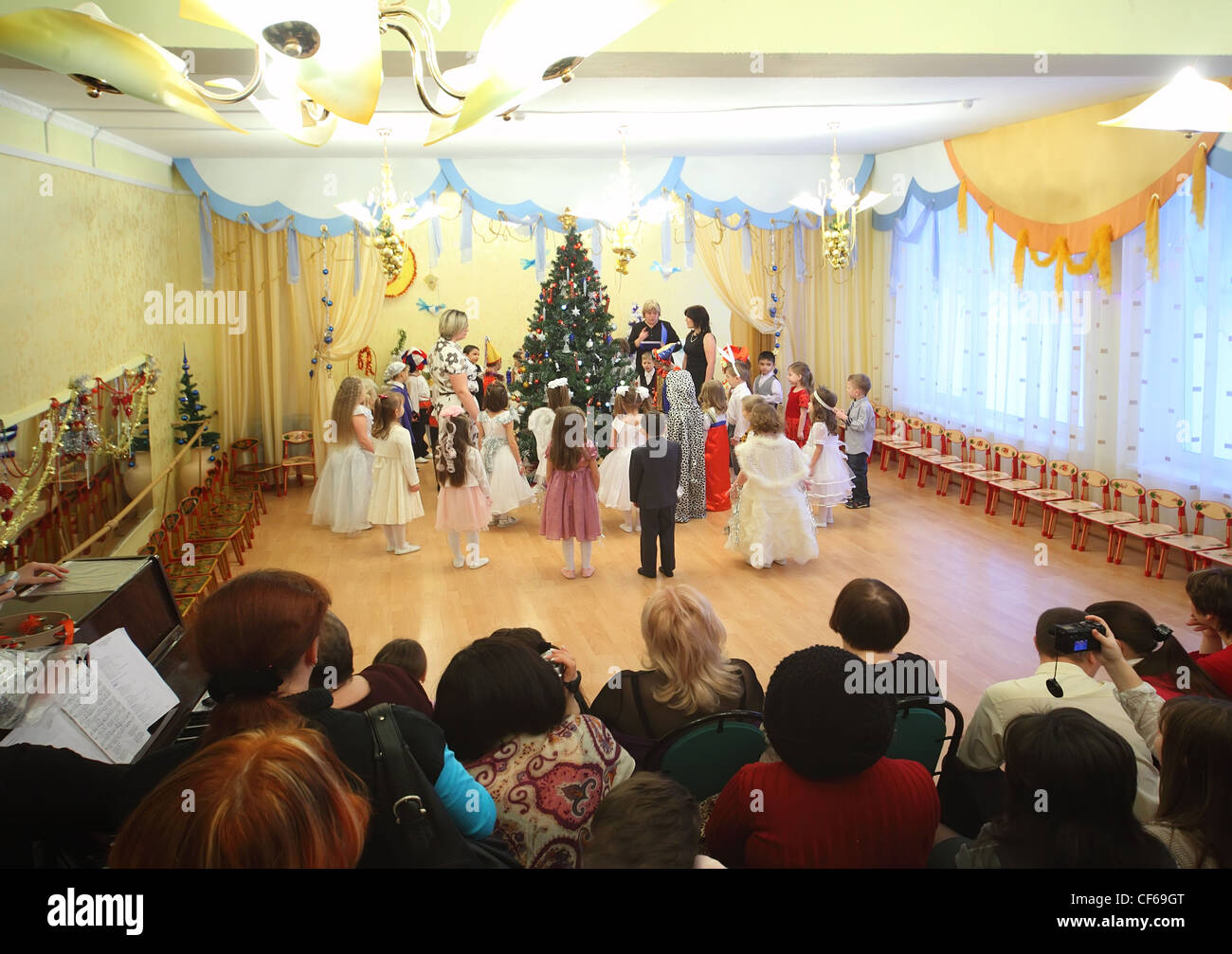 Moskau Russland Dezember 29 Kinder herumstehen Weihnachtsbaum Kindergarten тДЦ1042 29. Dezember 2010 Moskau Russland Warteschlange Stockfoto