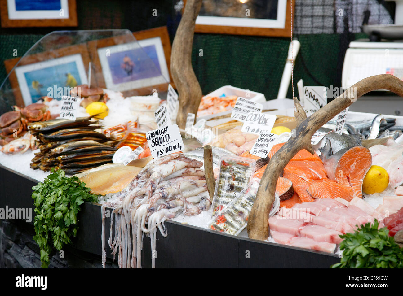 Eine detaillierte Ansicht der Fischtheke im Borough Market. Stockfoto