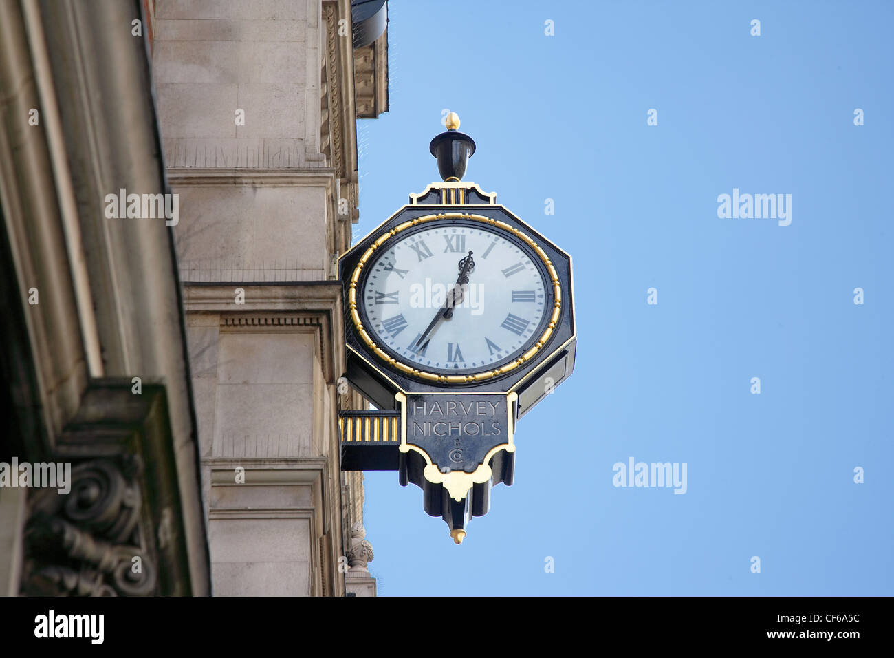 Die Uhr bei Harvey Nichols Store in Knightsbridge. Stockfoto