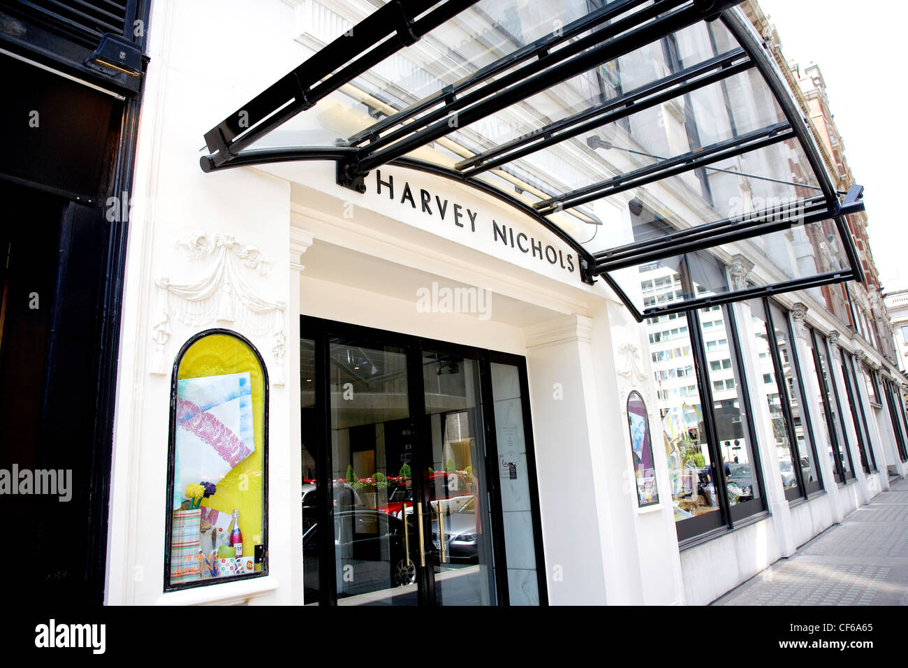 Seiteneingang der Harvey Nichols in Knightsbridge. Stockfoto