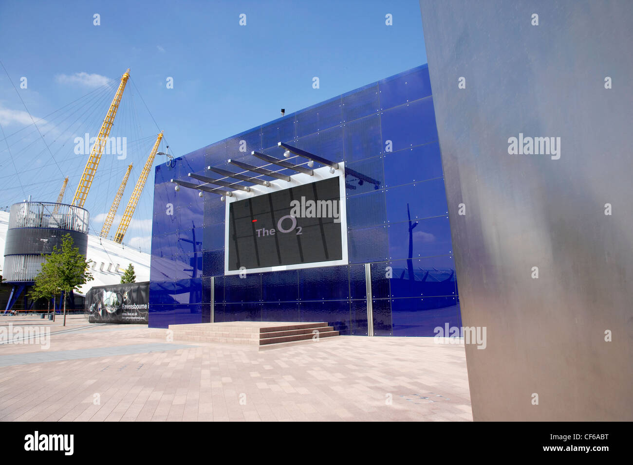 Einen riesigen Bildschirm außerhalb der O2-Arena in Greenwich in London. Stockfoto