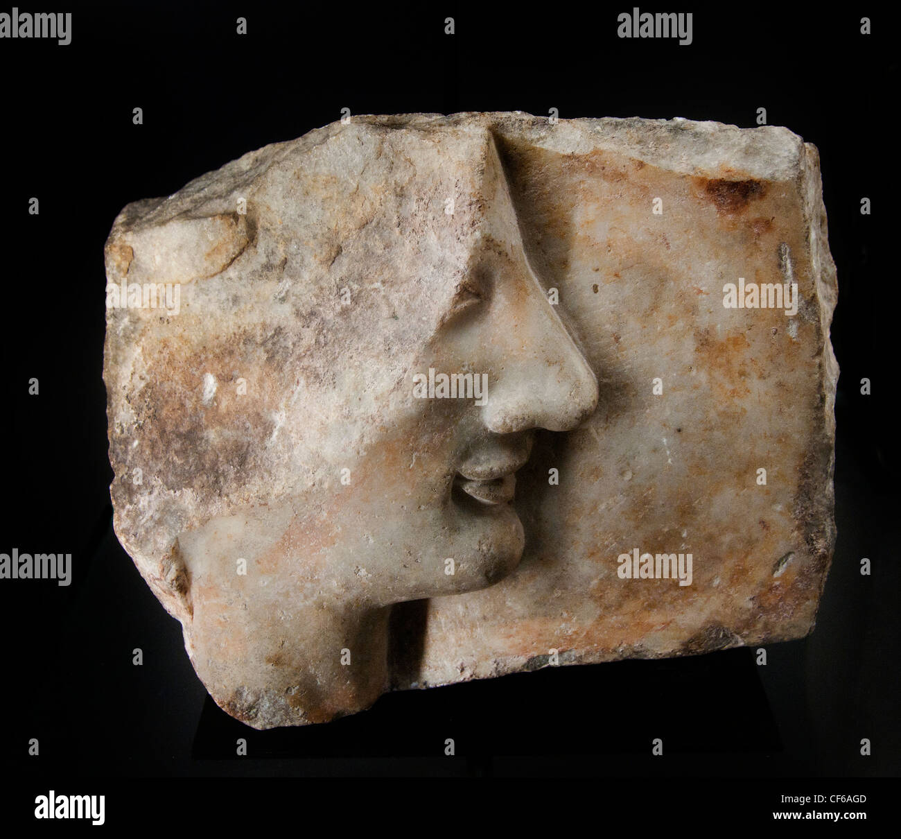 Altgriechisches Marmorrelieffragment eines Gesichtsprofils mit hervorstehender Nase und geteilten Lippen aus den Kykladen 460–450 v. Chr. Louvre Museum Stockfoto