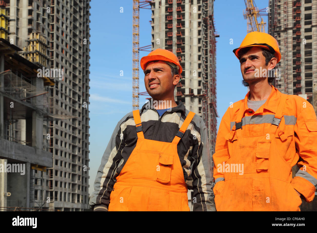 Moskau Russland 27 SEPTEMBER zwei Gastarbeiter einheitlichen Hintergrund Hochhäuser 27 September Moskau Russland Zahl Migranten Stockfoto