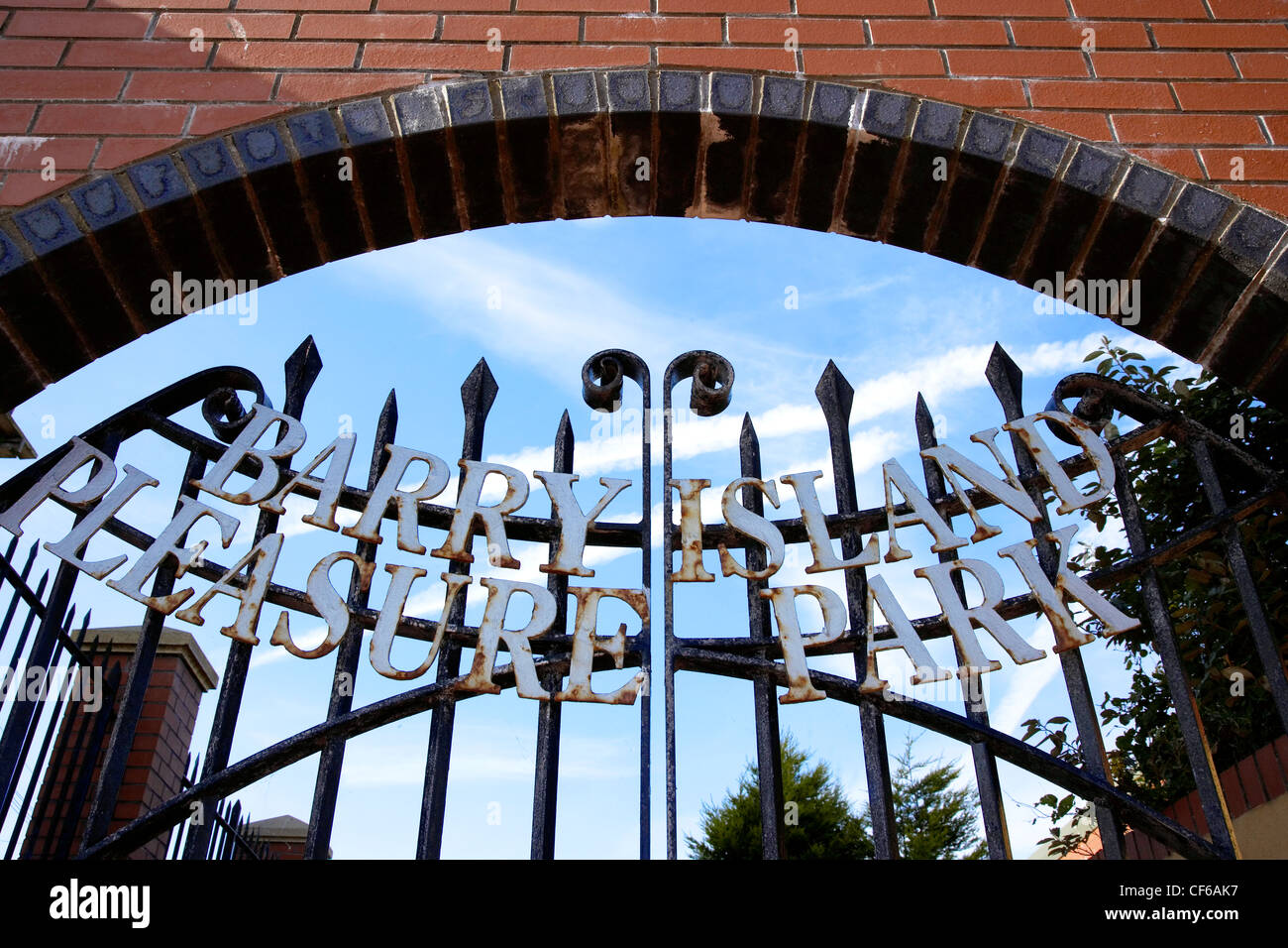 Das Metalltor bis zum Eingang des Barry Island Pleasure Beach in Glamorgan. Stockfoto