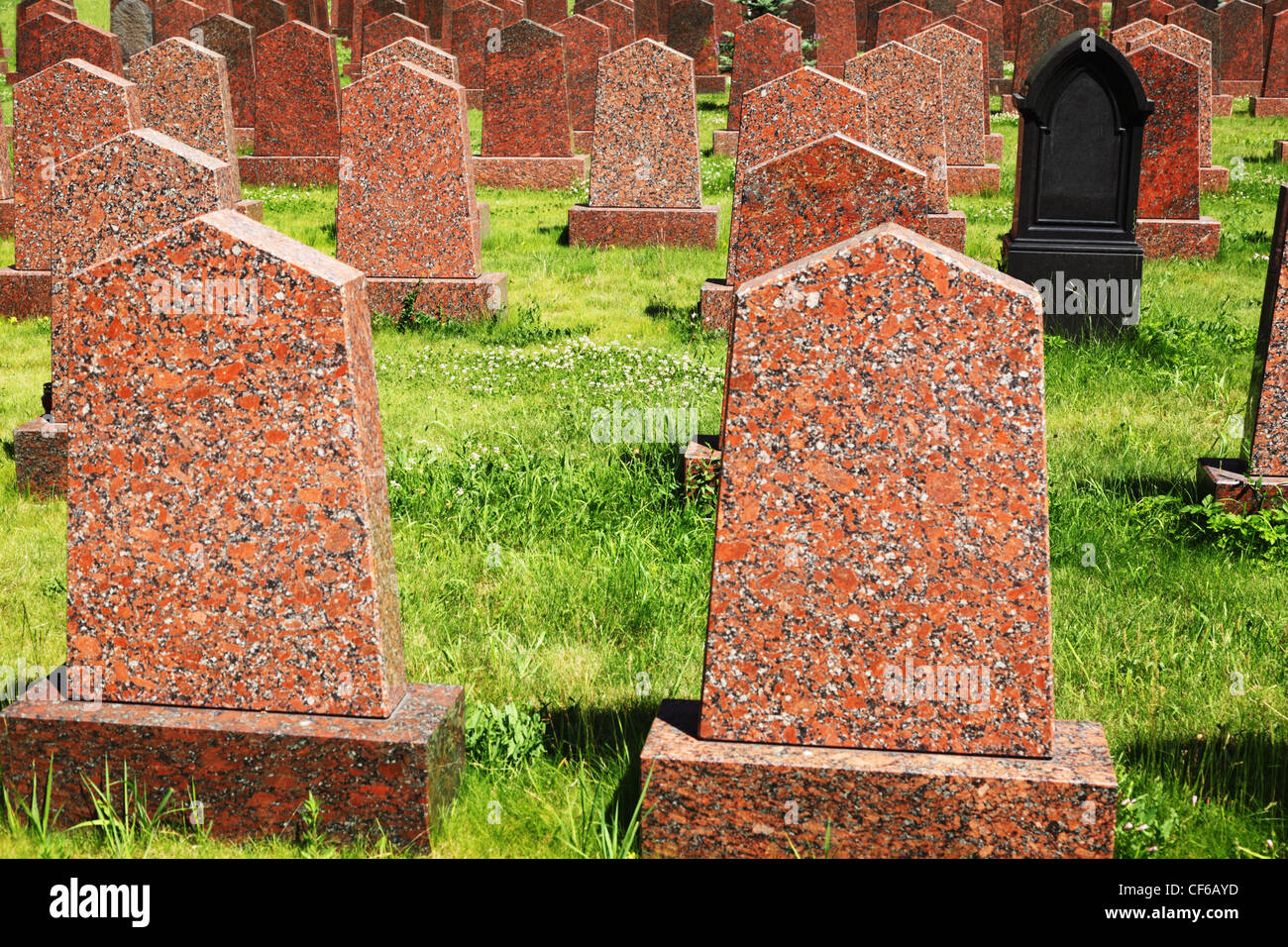 Obelisken aus rotem Granit, eines grau und schwarz an der Gedenkstätte. Stockfoto