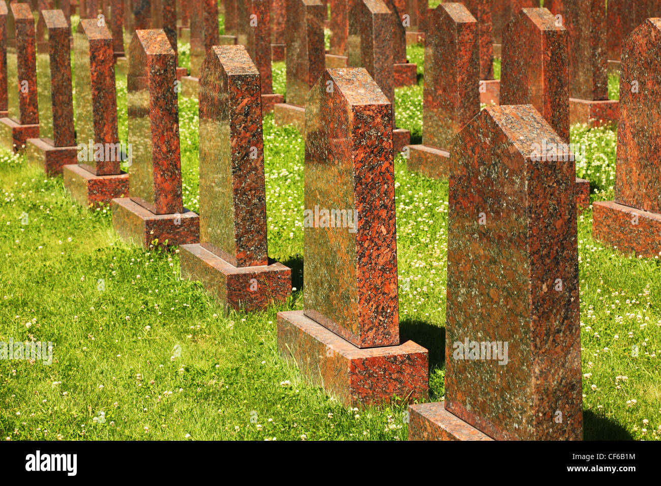 Reihen von Obelisken aus rotem Granit auf der Gedenkstätte. Stockfoto