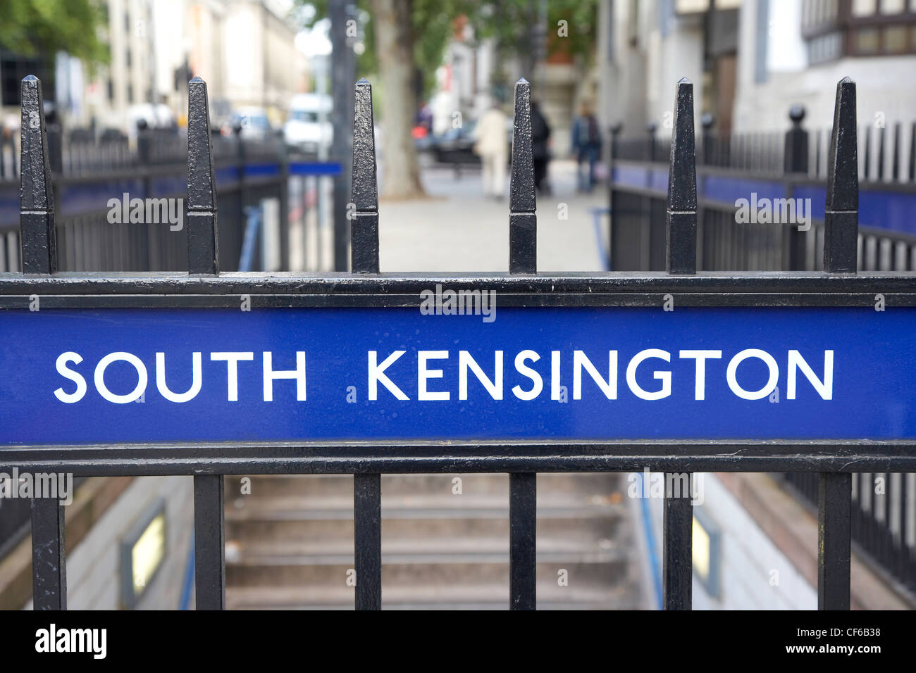 Eine Nahaufnahme des Zeichens South Kensington Tube Station. Stockfoto
