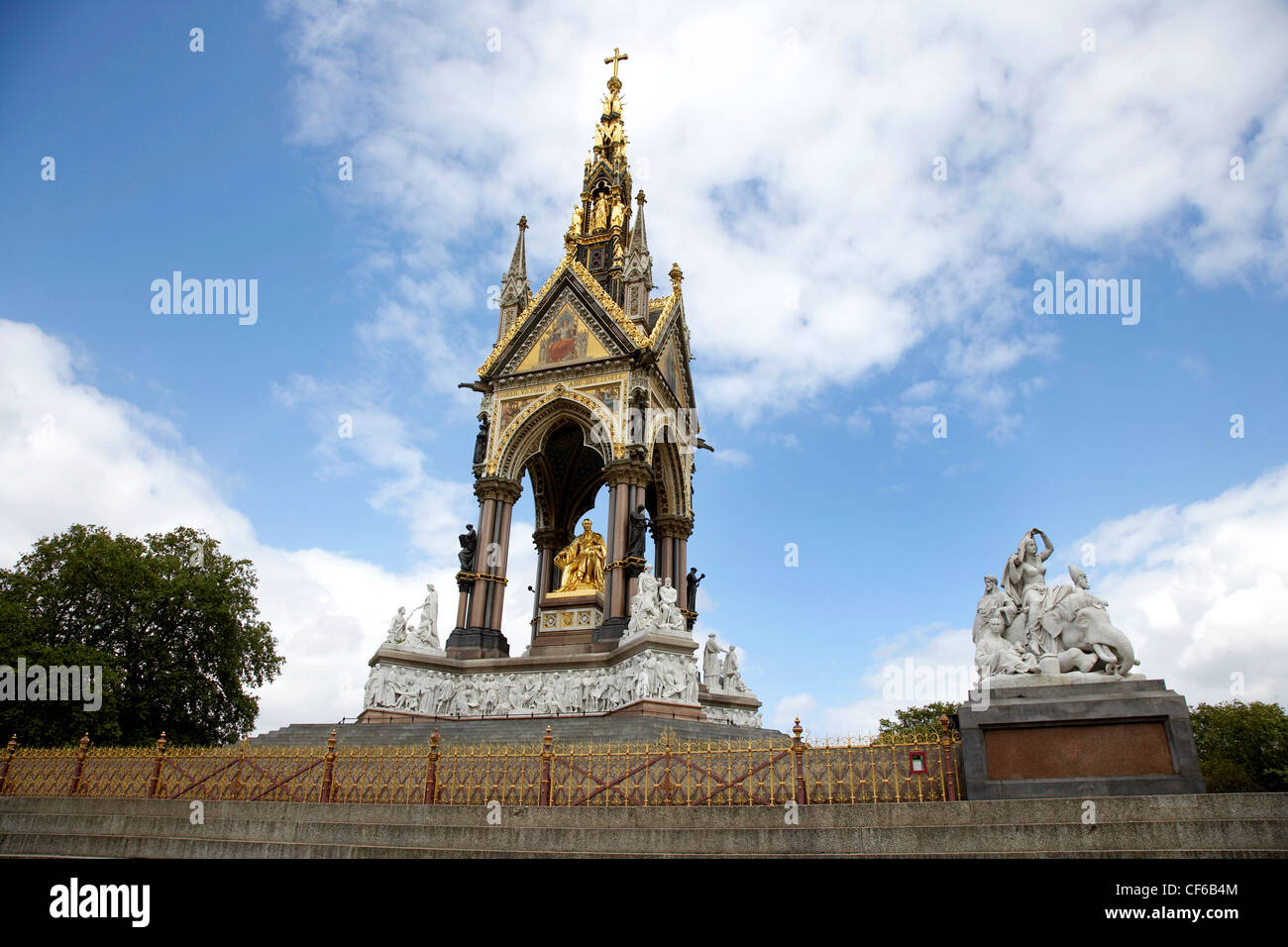 Blauer Himmel hinter das Albert Memorial in Kensington Gardens. Stockfoto