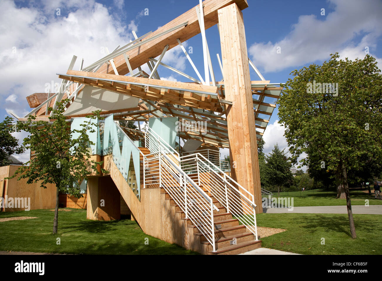 Außenansicht von Frank Gehry Architektur in der Serpentine Gallery im Hyde Park. Stockfoto
