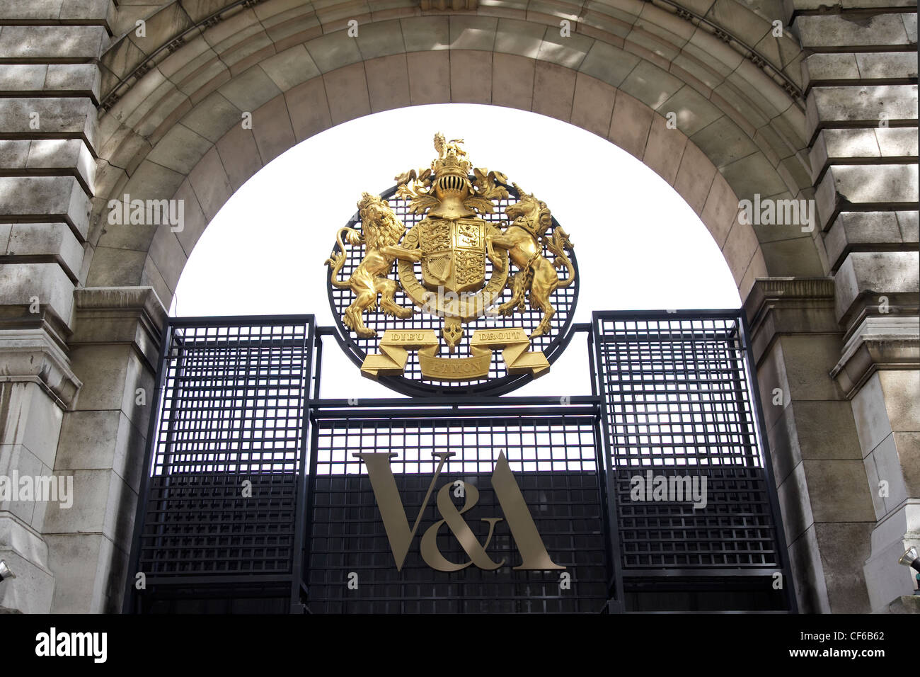 Das gewölbte Seitentor des Victoria and Albert Museum in South Kensington. Stockfoto