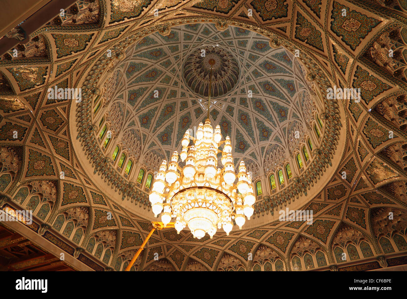 große schöne Glanz in eine Halle der großen Moschee in Oman. das Licht leuchtet. Stockfoto