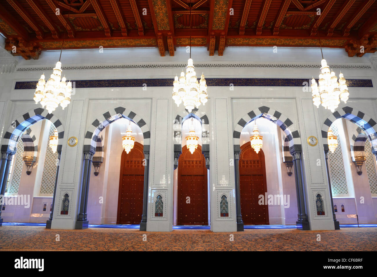 einige große schöne Lüster in eine Halle der großen Moschee in Oman. das Licht leuchtet. Stockfoto
