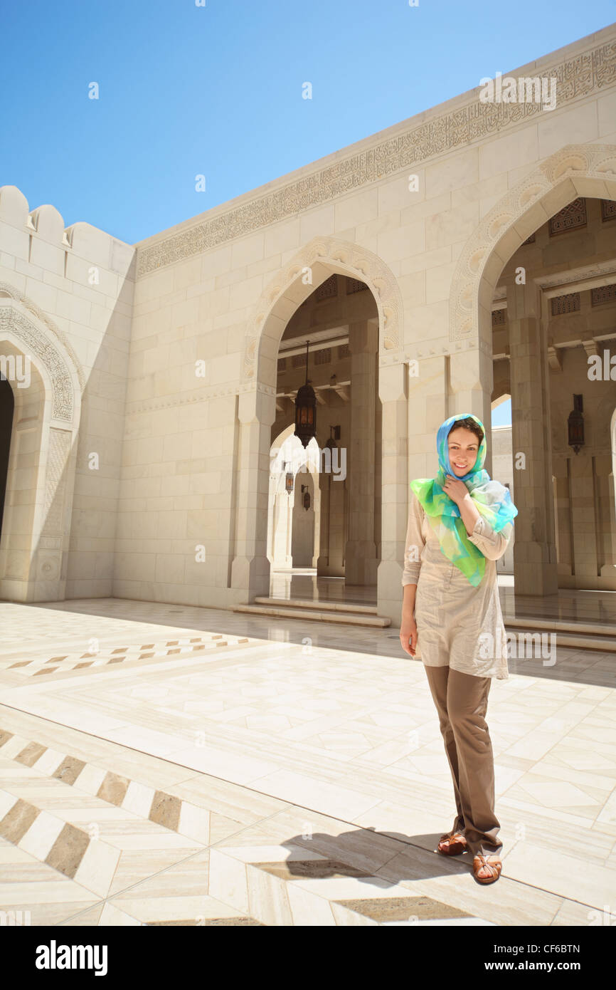 schöne Frau mit Kopftuch auf dem Kopf in arabische Land. Sie ist im Inneren der großen Moschee in Oman. Stockfoto