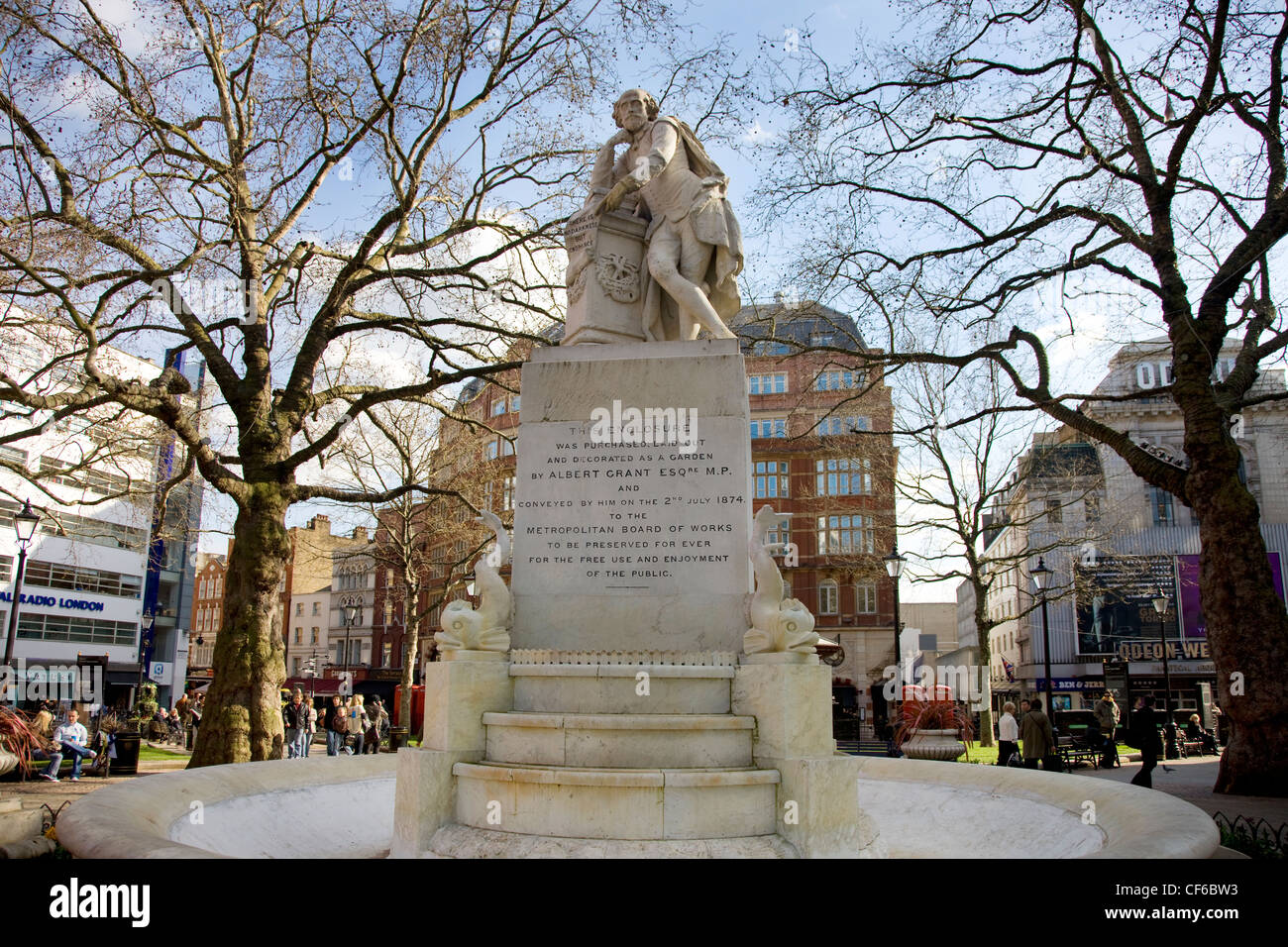 Eine Statue von William Shakespeare am Leicester Square. Stockfoto