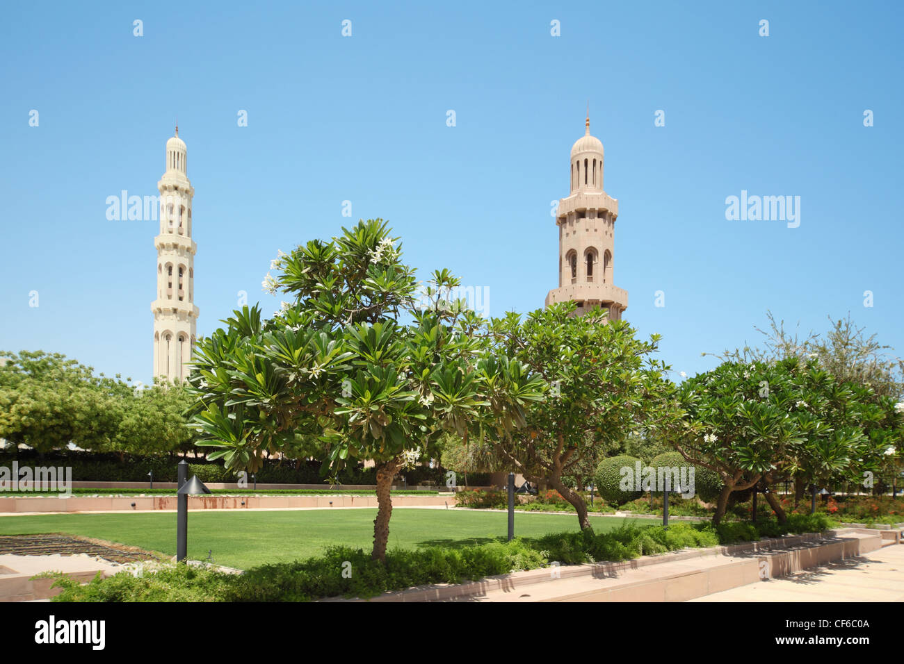 Garten im Inneren der großen Moschee in Oman. zwei Türme. Weitwinkel. Stockfoto