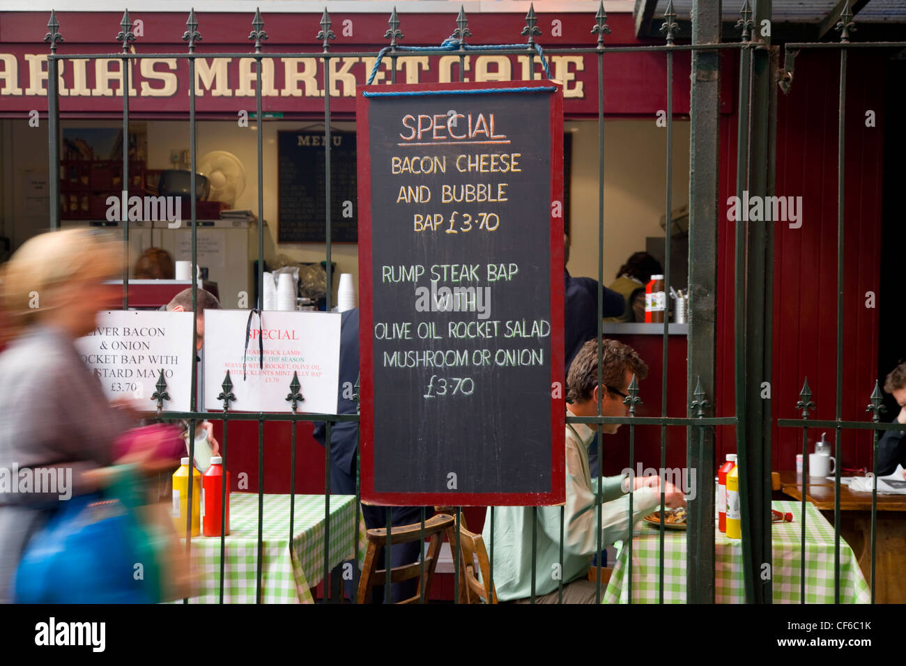 Passanten vor einem Café in Borough Market. Stockfoto