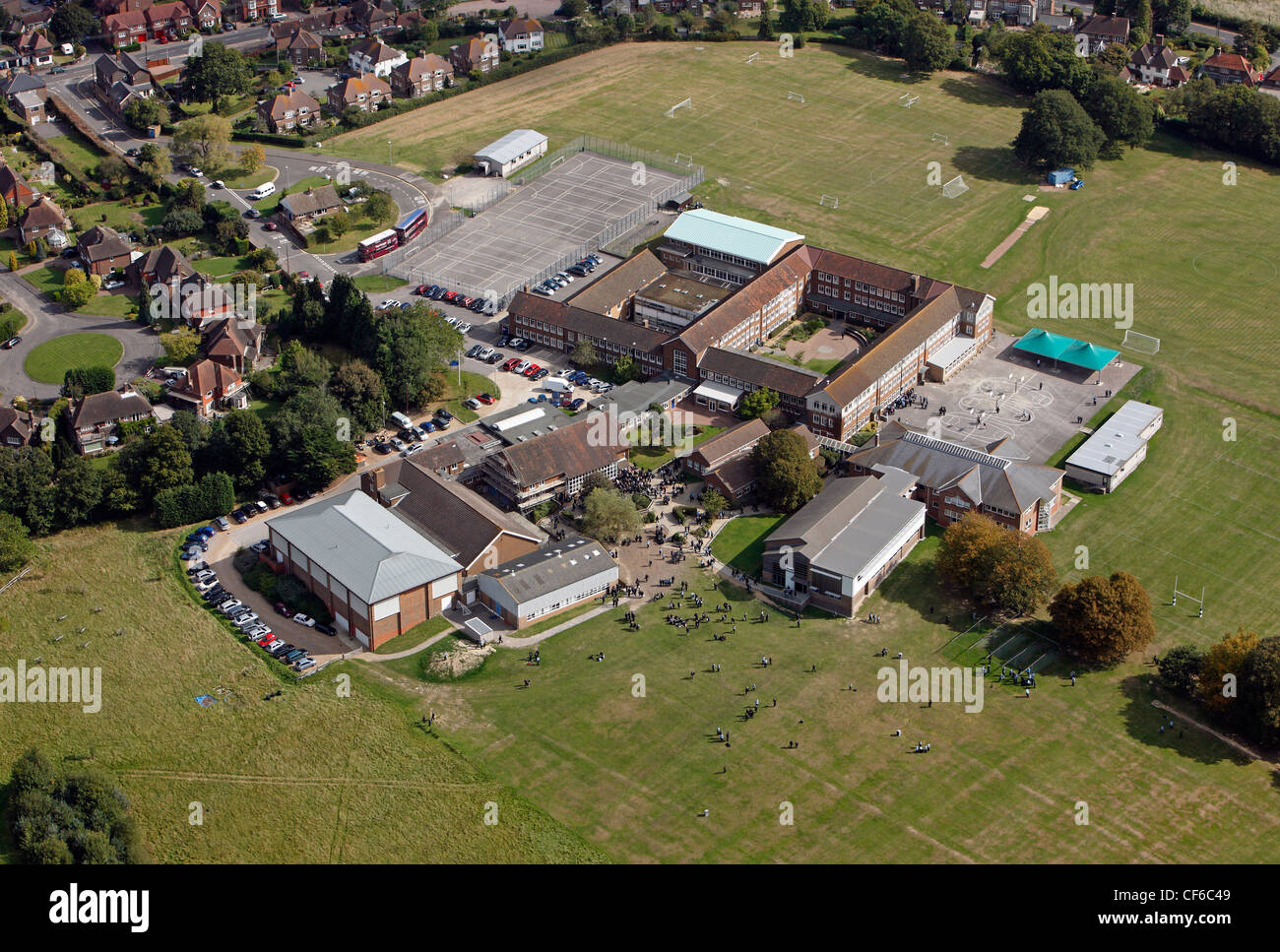Luftaufnahme der Warden Park Academy, einer britischen Sekundarschule in Cuckfield, Sussex Stockfoto