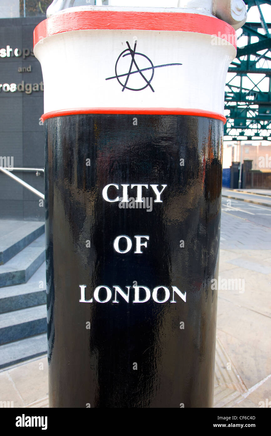 Ein Londoner Marker mit der Anarchie Symbol Graffitied drauf in Bischöfe Tor. Stockfoto